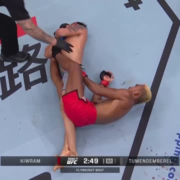 UFC - Knees aren't supposed to bend that way! 🫣 💢 #RoadToUFC is LIVE NOW on @UFCFightPass!