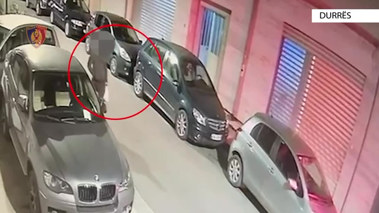 Me kapuç në kokë, ky është autori që vuri lëndën plasëse në shtëpinë e Ilir Koçiljas