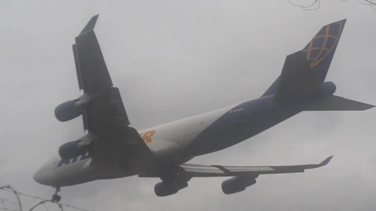 Boeing 747-400ERF N476MC e Embraer 195 PR-AXS na cabeceira da Pista 11 do Aeroporto de Manaus