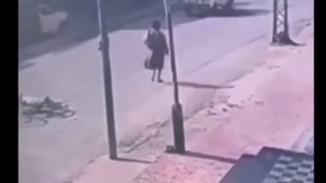 You must watch !!! A mad man wounds a stranger who was just walking by the road side😪😪😪😪😪😪😪😪😪