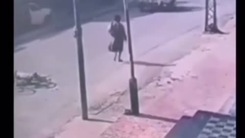 You must watch !!! A mad man wounds a stranger who was just walking by the road side😪😪😪😪😪😪😪😪😪