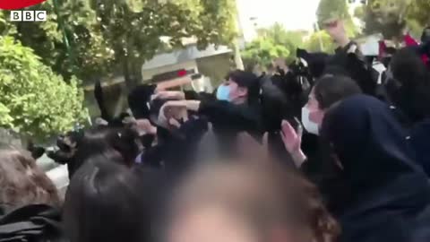 Женщины по всему миру остригают волосы в знак солидарности c иранскими женщинами