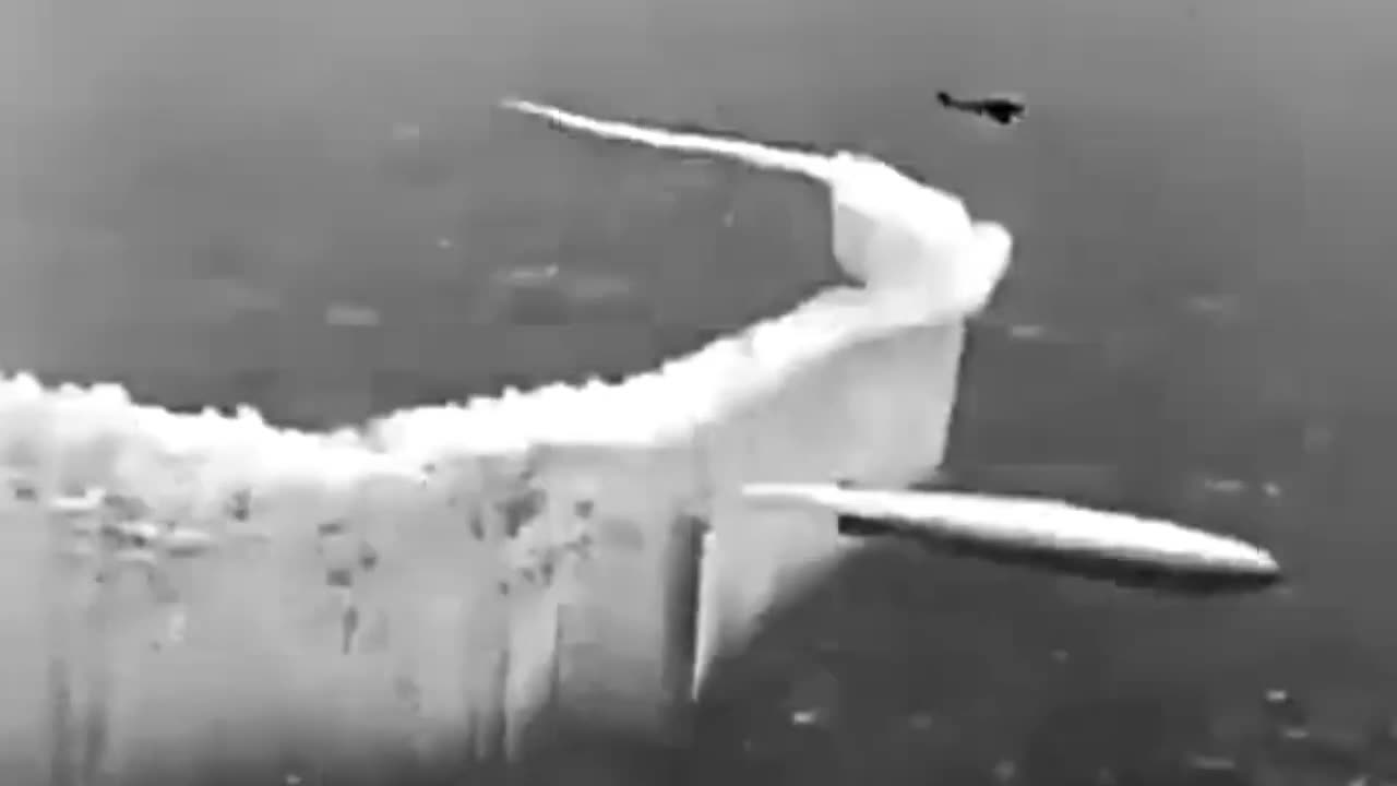 ANTIQUITECH IN 1929 A ARCHIVE OF AN OLD AIRSHIP PASSING THROUGH A SMOKESCREEN