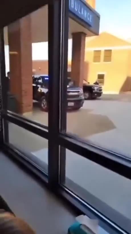 The moment when Trump arrived at hospital. The lady from the secret service still has issues..