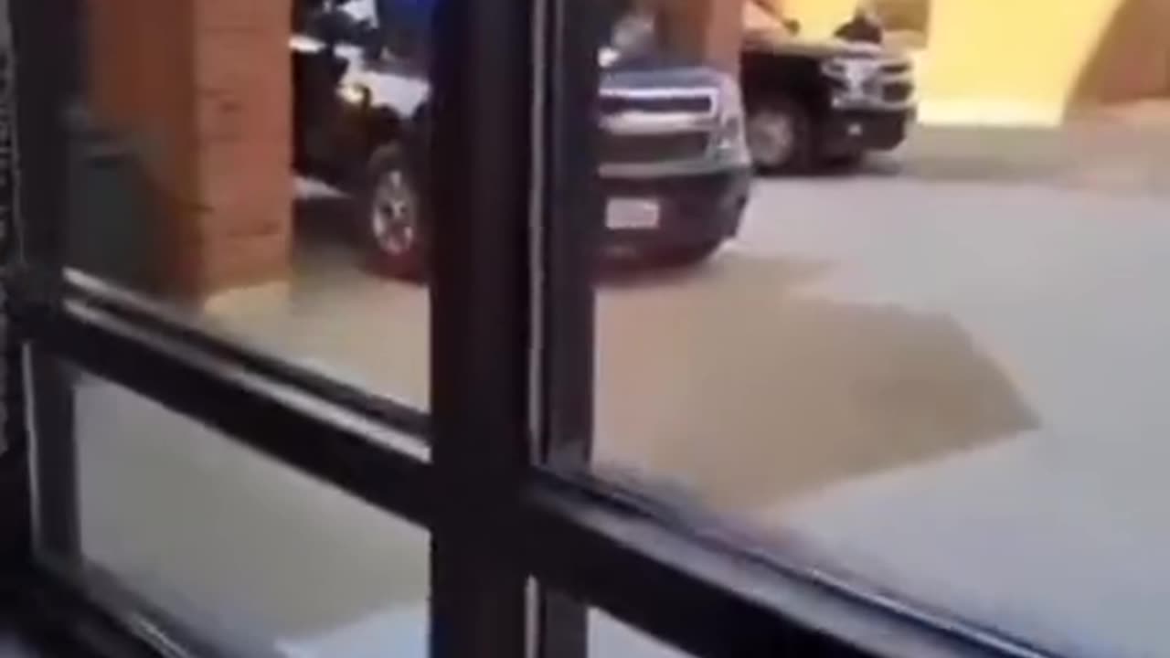The moment when Trump arrived at hospital. The lady from the secret service still has issues..