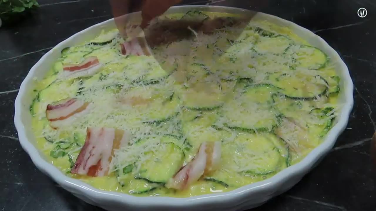 Quiche (without crust) with zucchini, cheese and pancetta - Simple and quick recipe