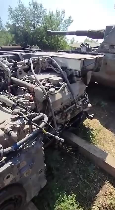 Ukrainians Pull Engine from Massive 155mm Gun