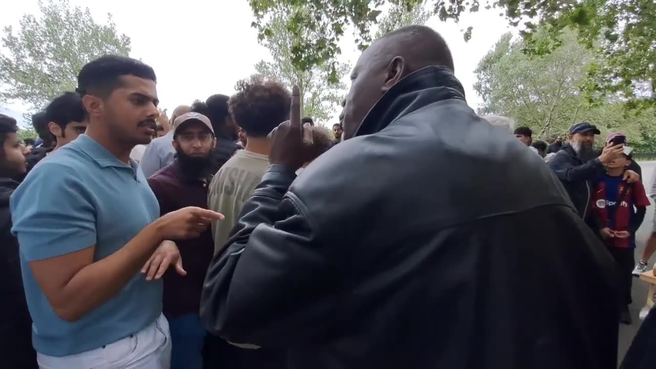 Speakers Corner -Christians Preaching turns Into Muslim Mob surrounding Asif