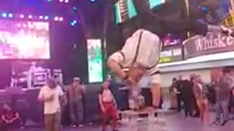 Amazing Fremont Street Performer.. 🤸‍♂️