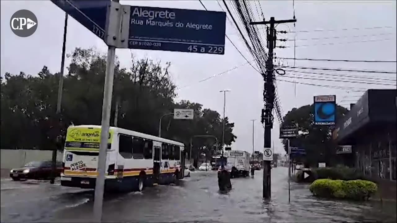 Chuva alaga ruas e causa transtorno em Porto Alegre