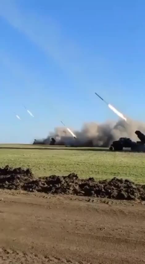 Four Ukrainian Grad Trucks Unload on Russian Positions(Insane)