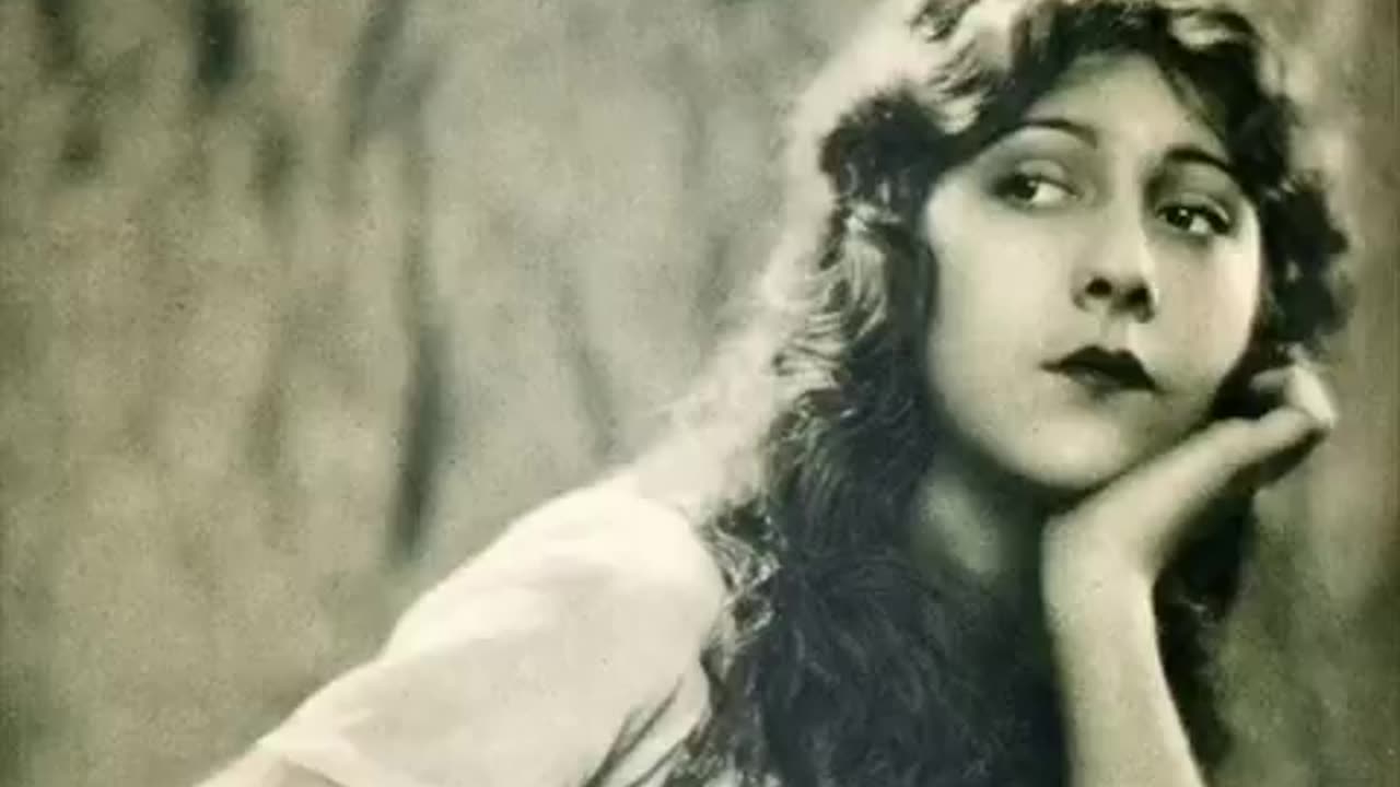 Evlərinin Önü Yonca by Nərminə Məmmədova and Sinan Səid