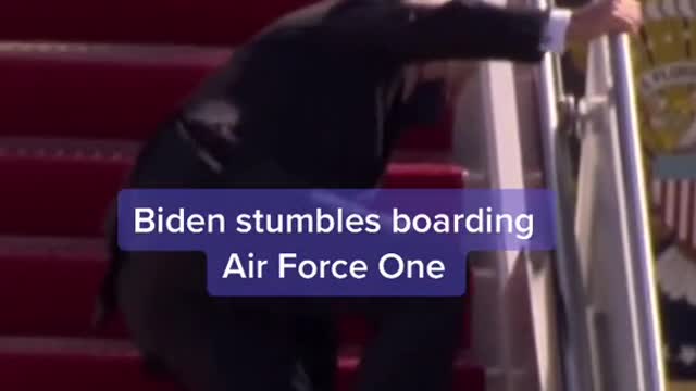 Biden stumbles boardingAir Force One