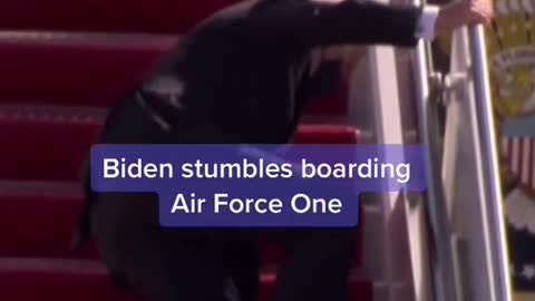 Biden stumbles boardingAir Force One