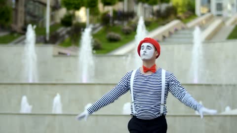 Mime preparing for his act on the street