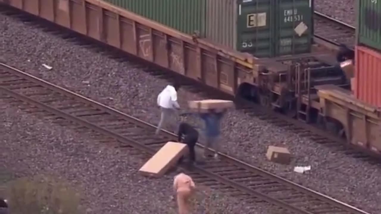 Over 100 people are actively looting a train in Chicago