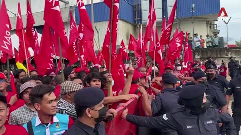 Malaysia GE15: Supporters show up in force at nomination centres