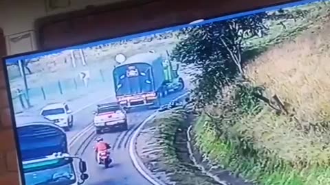 Video: Motociclista se salvó milagrosamente tras adelantar en curva