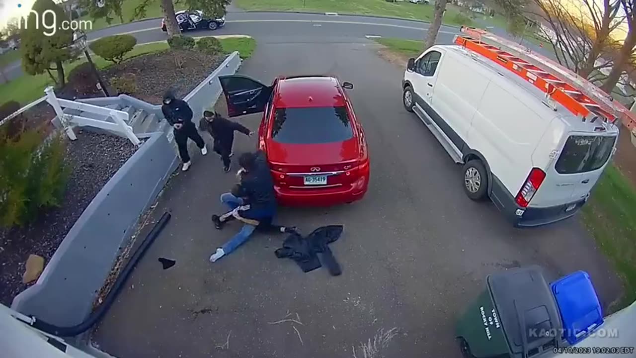 A brave man in the face of thieves who wanted to steal his car in front of his house