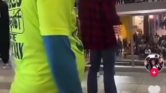 Man gets told to leave mall of America because his shirt says Jesus saves