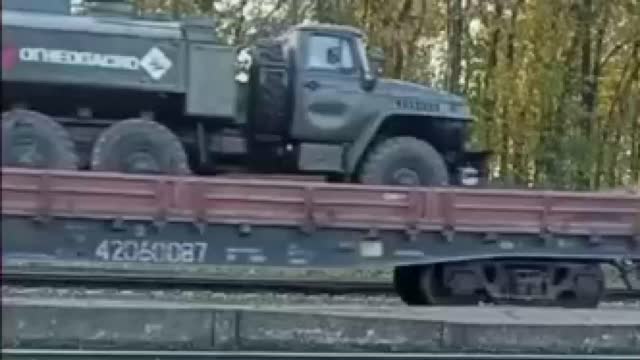 Exkluzivní záběry transportu běloruské bojové techniky s invazními znaky!