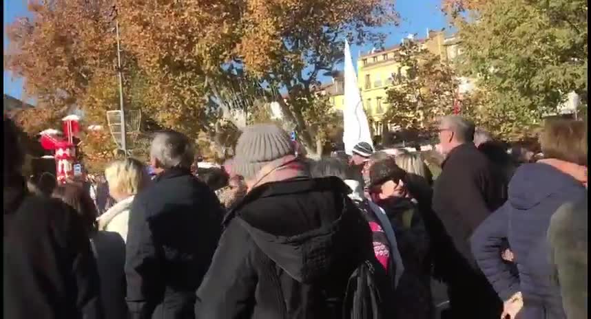 Les Masques Blancs Var Est en soutien du rassemblement de Aix en P le 10 dec 2022