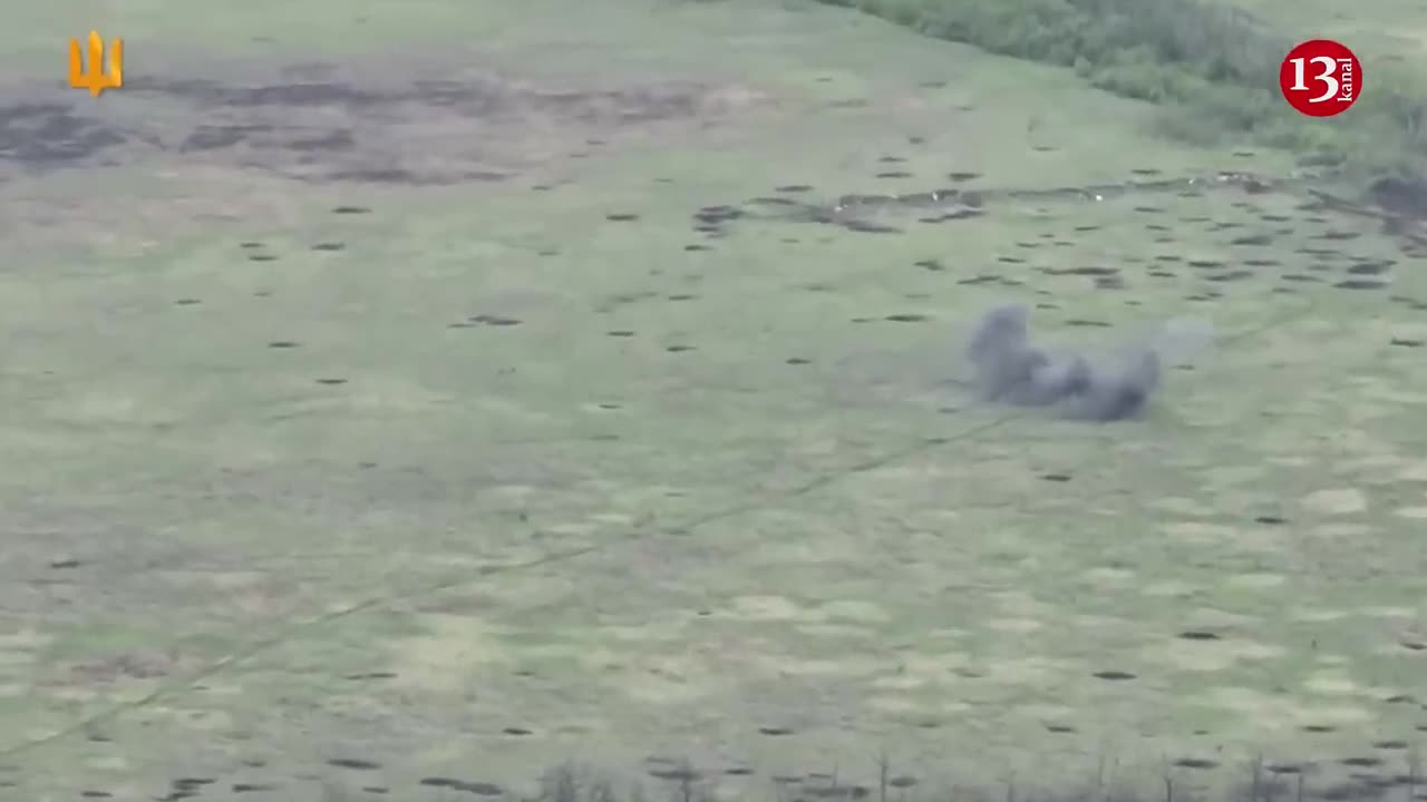 Russian soldiers fleeing in panic after their dugout is hit - They abandon the wounded, weapons