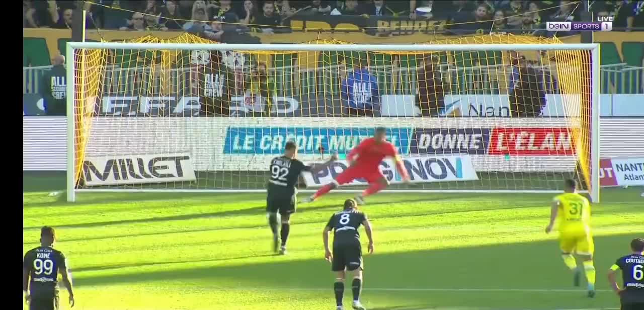 Youcef Belaïli transforme parfaitement son penalty dans les filets de Lafont.