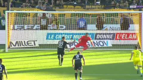 Youcef Belaïli transforme parfaitement son penalty dans les filets de Lafont.