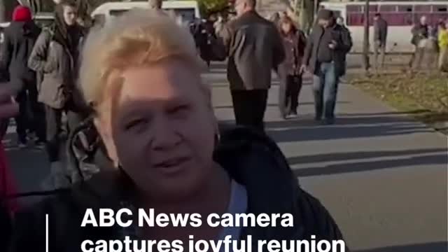 James Longman encounters special moment while interviewing activist in Kherson l ABC News