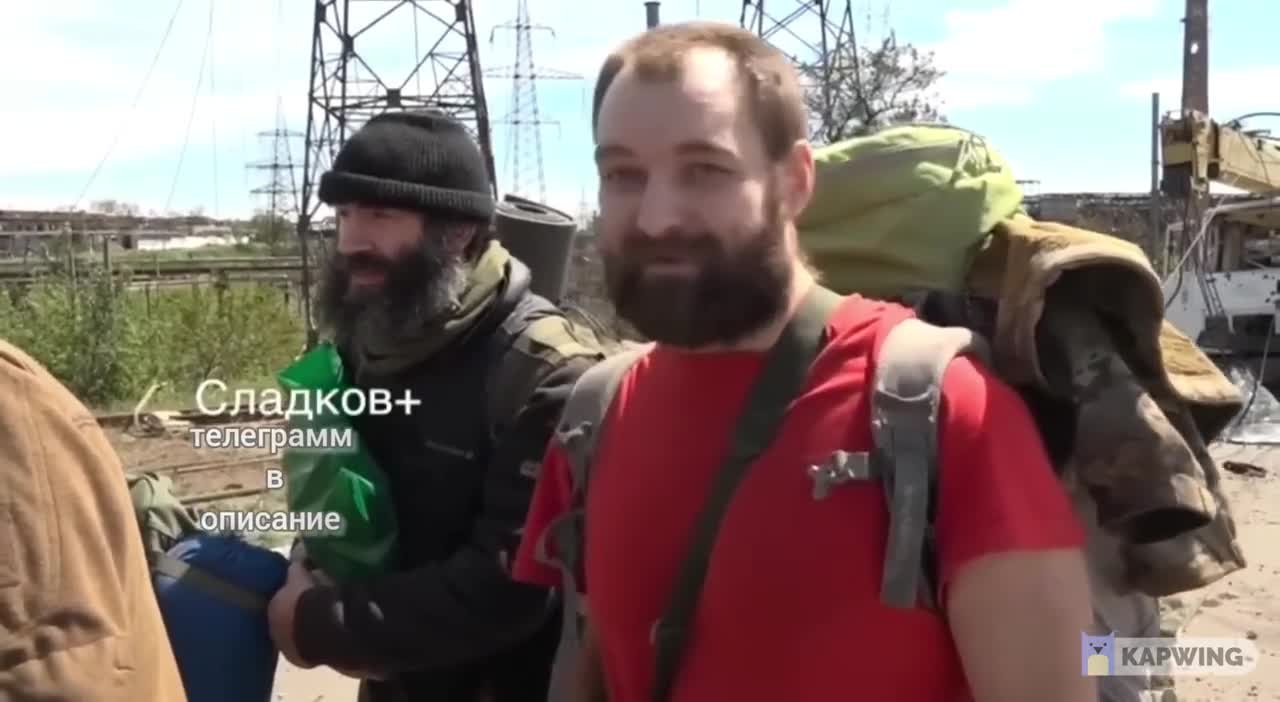 In Mariopul, ask surrendered a Ukranian soldier questions