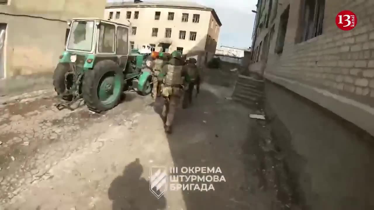 “Russians hiding nearby” - Ukrainian fighters moving under fire in Bakhmut streets