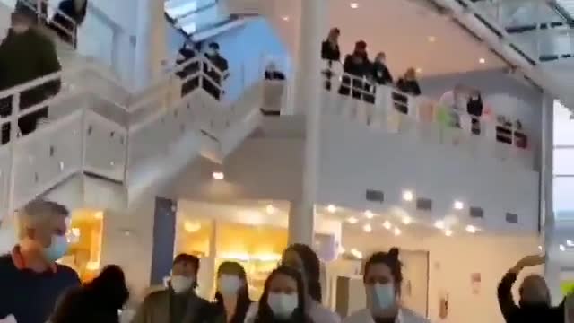 Infermieri stremati intenti a salvare vite
