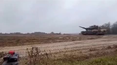 Ukrainian soldiers learn to operate American Abrams tanks