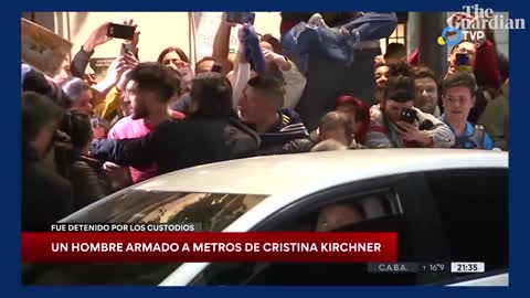 Man points gun at Argentinian vice-president Cristina Fernández de Kirchner