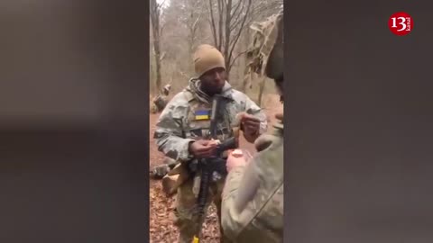 Ukrainian soldiers host an American soldier with their national meal