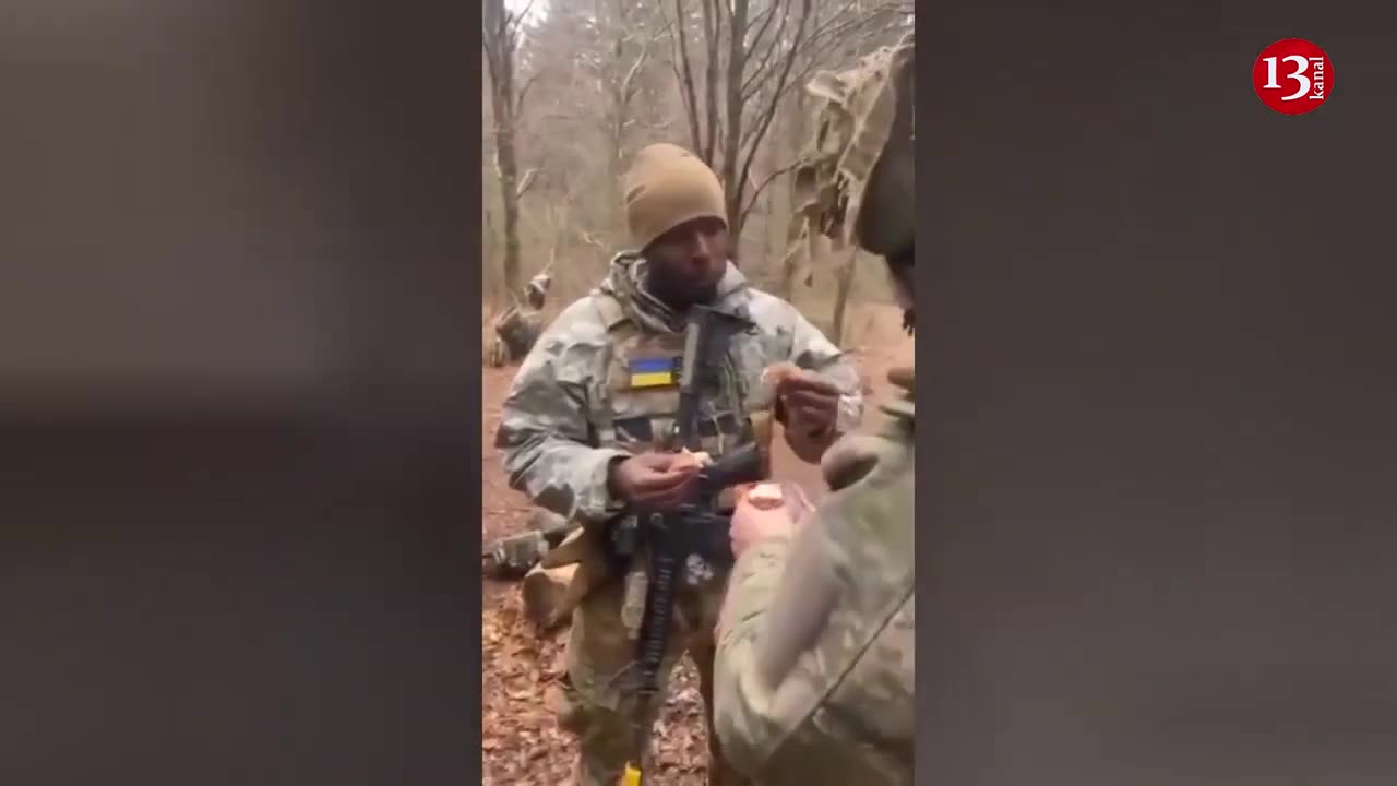Ukrainian soldiers host an American soldier with their national meal
