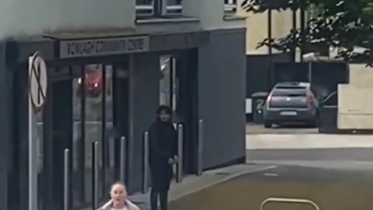 🚨 Dublin 🚨 A foreign man has just sexually assaulted a girl on a bus.