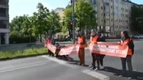 Team work of the public quickly sorts out "climate activists" in Germany.