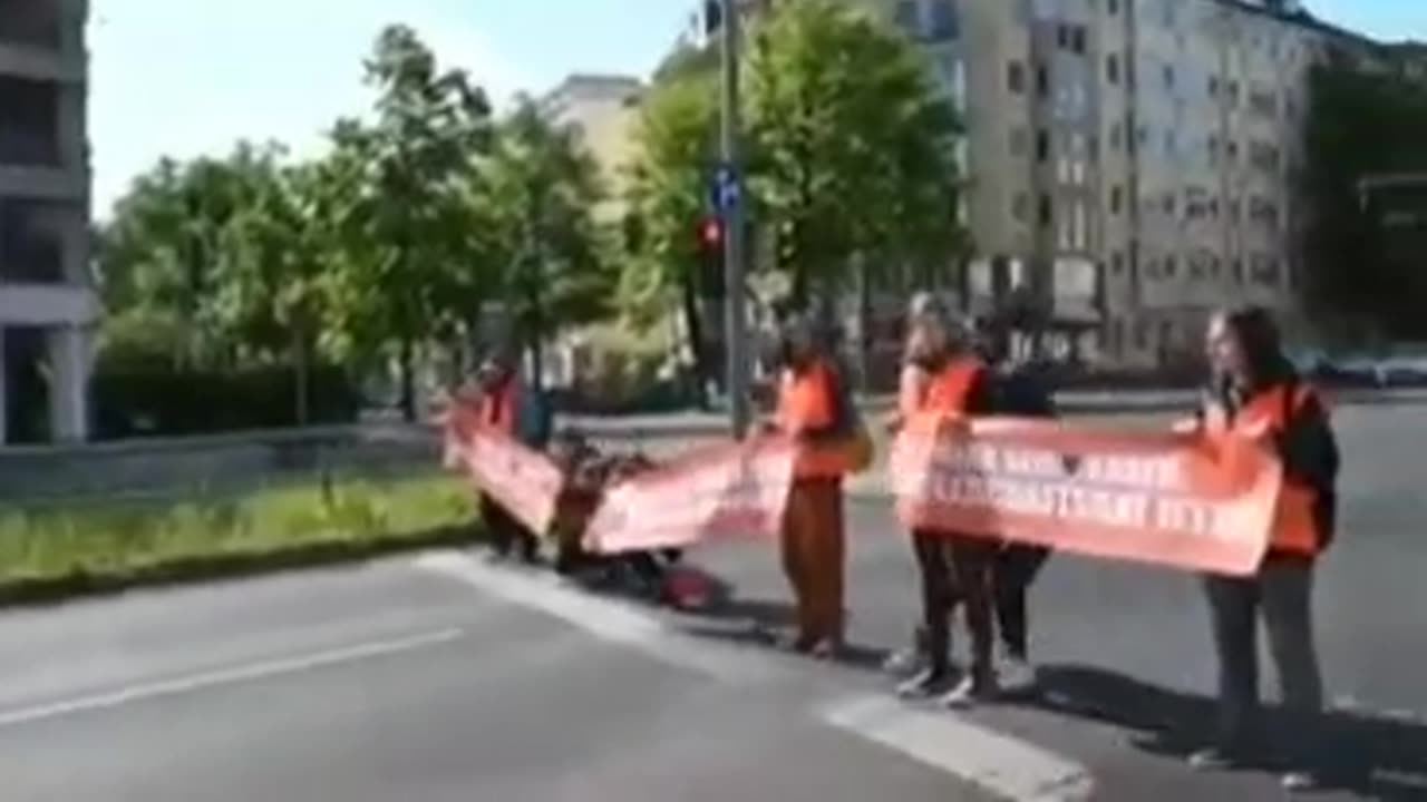 Team work of the public quickly sorts out "climate activists" in Germany.