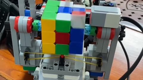 Robô inteligente para montar objeto