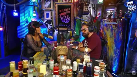 FUNCIONÁRIA DO PODCAST QUER FAZER MÉNAGE COM LÉO LINS - ALINE MINEIRO Cortes do Inteligência Ltda.