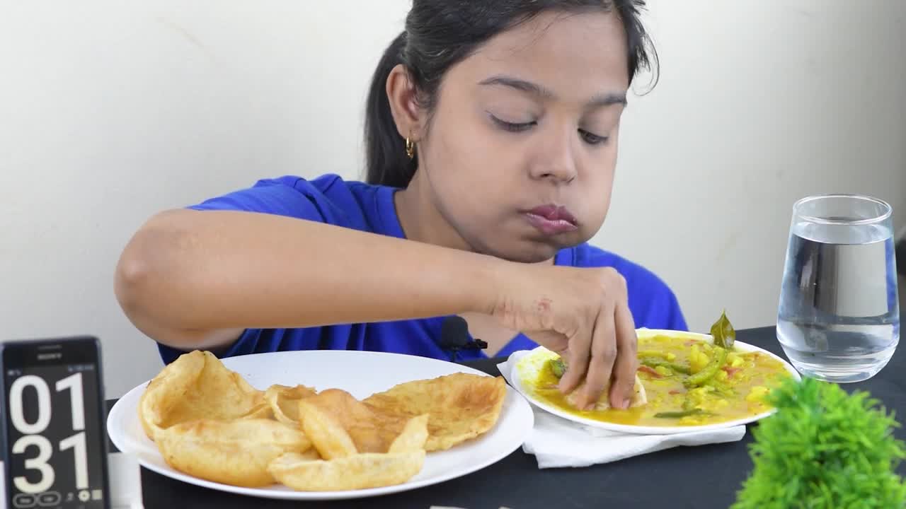 5 MINUTE POORI CHALLENGE 8000 RS PURI CHALLENGE 🤑 #mukbang #challenge #minkutinku