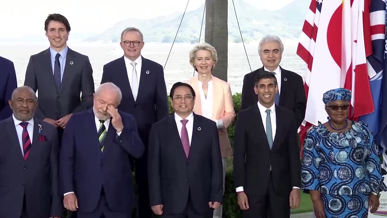 Biden and Macron chat at G7 family photo