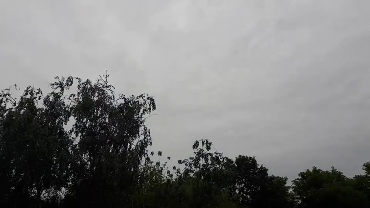 Himmel in Berlin am 22.09.2023 um 16:30 Uhr