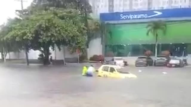 Rescatan a dos personas en arroyo