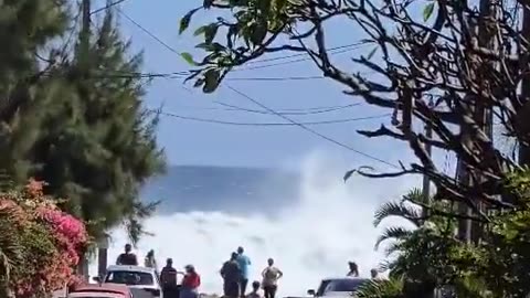 Powerful surge of sea water in Étang-Salé of Réunion, France 🇫🇷 (8/17/2024)