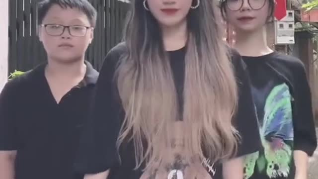 Tình chị em thân ai nấy lo