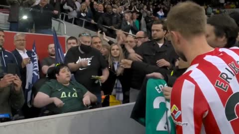 CHRISTIAN ERIKSEN WITH TOTTENHAM FANS AFTER BRENTFORD GAME . CLASS 👏👏👏