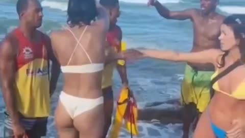 Salvavidas tendo trabalho (Lifeguards having work)